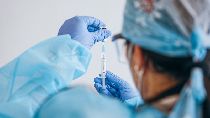 Vakcinácia zvýši bezpečnosť zdravotníkov a dokáže zvrátiť vývoj pandémie Covid-19